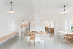 Cílem Dominika Cvrčka bylo prostor restaurace co nejvíce prosvětlit. (Interiér restaurace Blatenský dvůr, Dominik Cvrček)