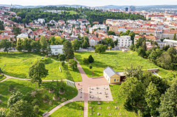 Nad vodojemy došlo k vybudování nového parku. (Rekonstrukce areálu vodojemů na Žlutém kopci v Brně, David Prudík architekti)