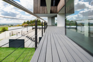 Bazén v moderní rezidenční vile od studia Drobný Architects pro akrobatického pilota Martina Šonka. (Rezidenční vila od studia Drobný Architects s přelivným bazénem od Aquamarine Spa)
