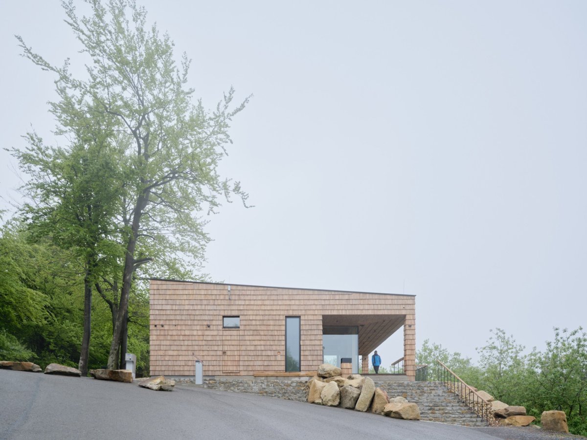 Dále se uplatnil šindel. (Brána Pusteven; henkai architekti)