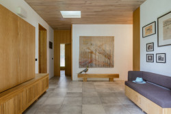 Interiéry jsou vybavené především nábytkem na míru