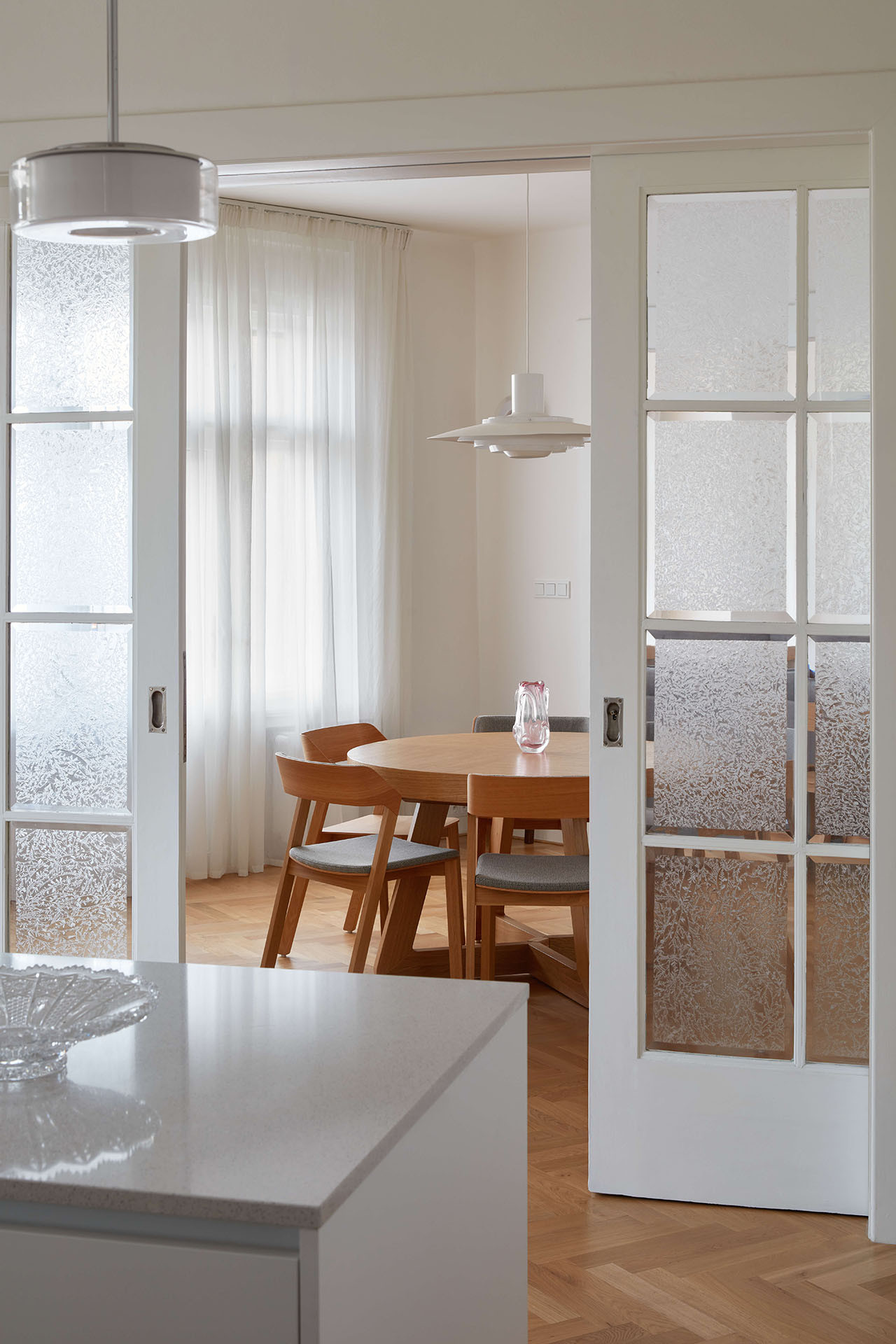 „Zachovala se původní špaletová okna, dveře s originálním kováním i portál s prosklenými posuvnými dveřmi,“ vyjmenovává architektka. (Byt ve vile v Praze-Malvazinkách, Kateřina Hodková)