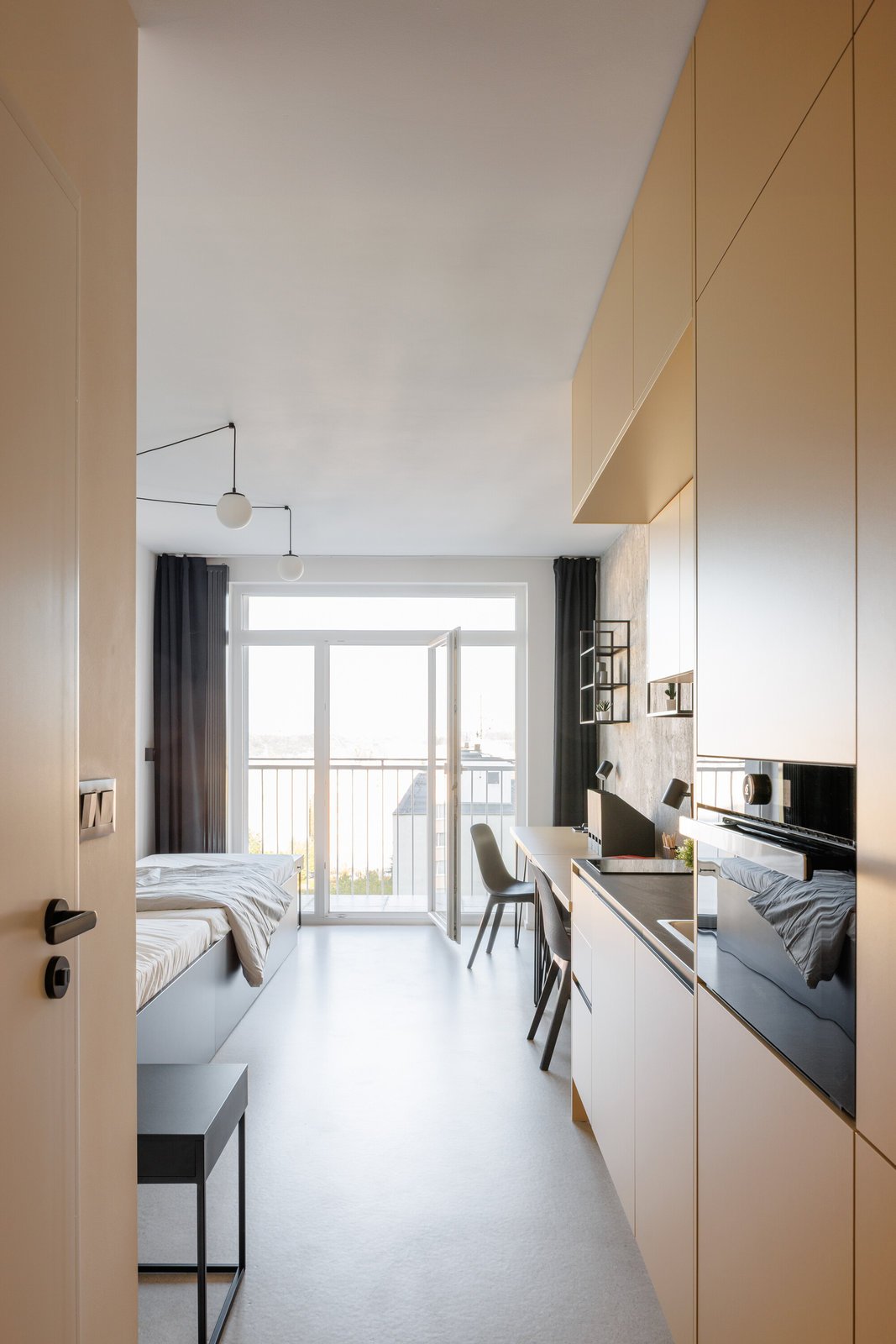Pohled do bytu (Rekonstrukce ubytovny v Košicích; Atrium Architekti)
