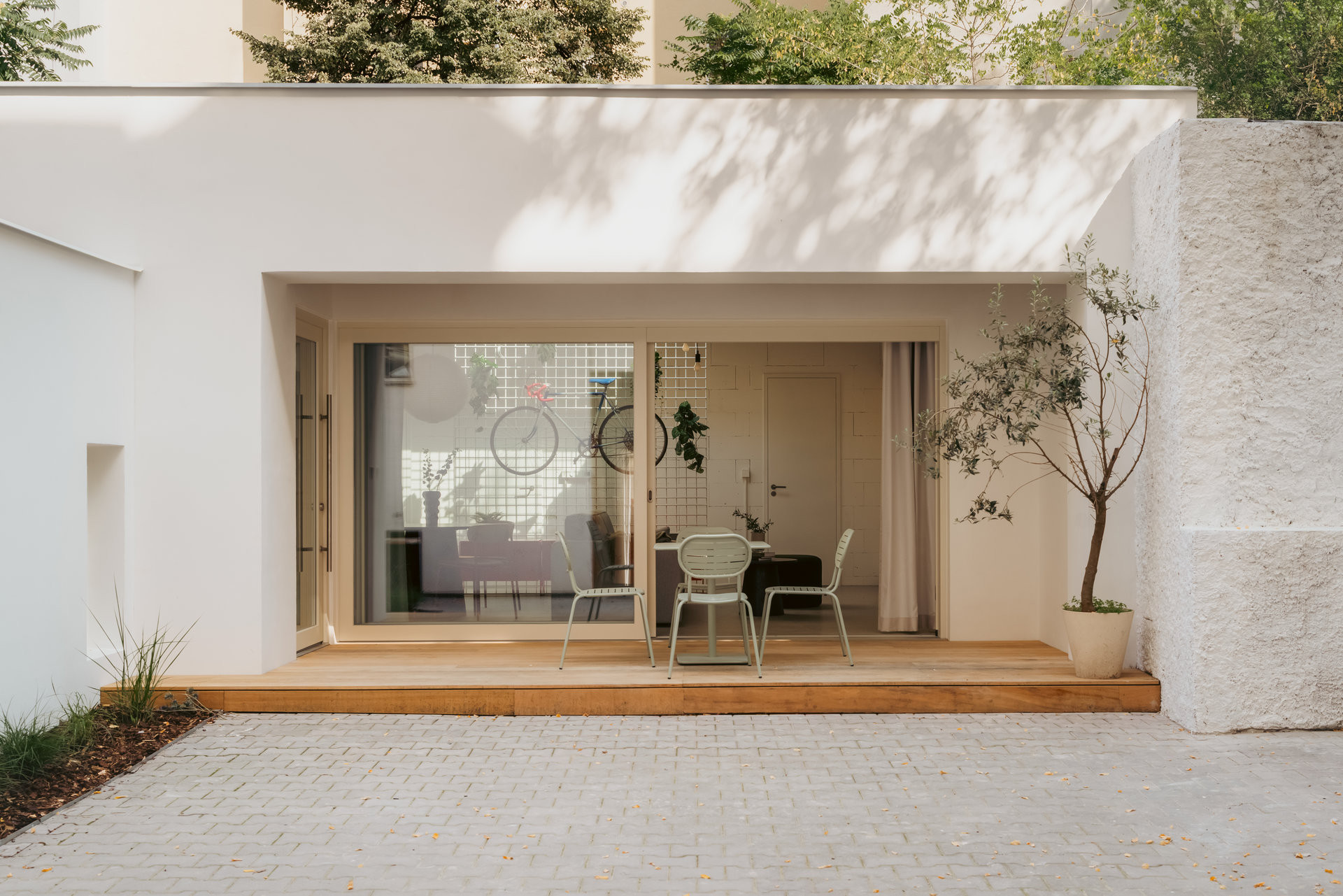 Z přístavby ve vnitrobloku je příjemný byt. (Byt ve vnitrobloku; BekArch)