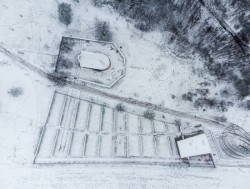 Hřbitov, sad, kaple a místo pro alternativní pohřbívání společně formují jeden veřejný prostor, který nenásilně vstupuje do kontextu přírodní rezervace Údolí Únětického potoka