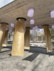 Vlastní zkušenost: "Stanice Bytí" - působí spíš jako pavilon než klasická zastávka. (Autobusová zastávka Umeå Universum, Rombout Frieling lab + RISE)