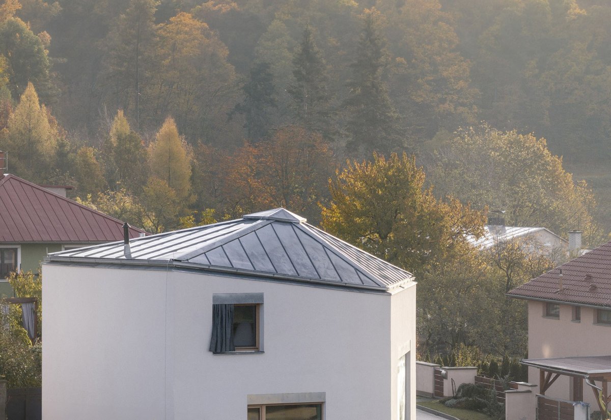 To proto, aby zůstal co největší prostor pro zahradu. (Rodinný dům nedaleko Olomouce, studio Malý Chmel)