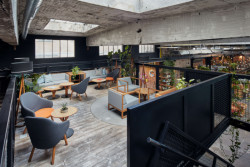 Prostor je rozdělen do několika zón nábytkem