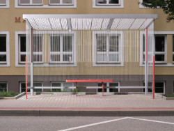 Bílá grafika chrání před přímým slunečním zářením, zároveň jemně dělí prostor přístřešku od jeho okolí.