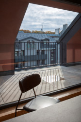 Jsou to prémiové jednotky větších dispozic, s celoprosklenými obytnými místnostmi se nacházejí v horních podlažích domu. Z jejich prostorných teras se naskýtá pohled na zelený Vítkov i střešní krajinu Karlína. (Bytový dům Iconik, studio Edit!)