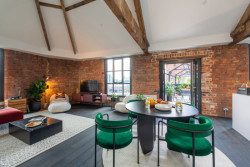 V loftovém bytě. (Projekt Crusader Works: Přádelny v centru Manchesteru přestavěné na bydlení, studio shedkm)