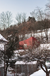 Chata v Sušici, BYRÓ architekti: „Byť to na první pohled nejspíš není patrné, dům byl postaven v podstatě z toho nejlevnějšího, co bylo k dispozici,“ říkají architekti.