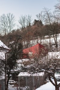 Chata v Sušici, BYRÓ architekti: „Byť to na první pohled nejspíš není patrné, dům byl postaven v podstatě z toho nejlevnějšího, co bylo k dispozici,“ říkají architekti.