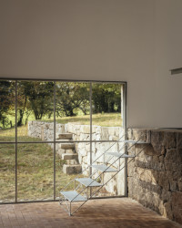 Stodola proměněná v sochařský ateliér od architekta Thomase Randall-Page