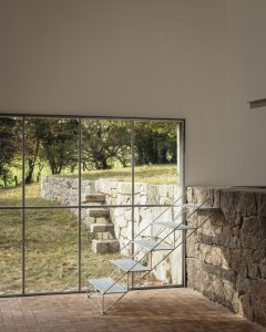 Stodola proměněná v sochařský ateliér od architekta Thomase Randall-Page