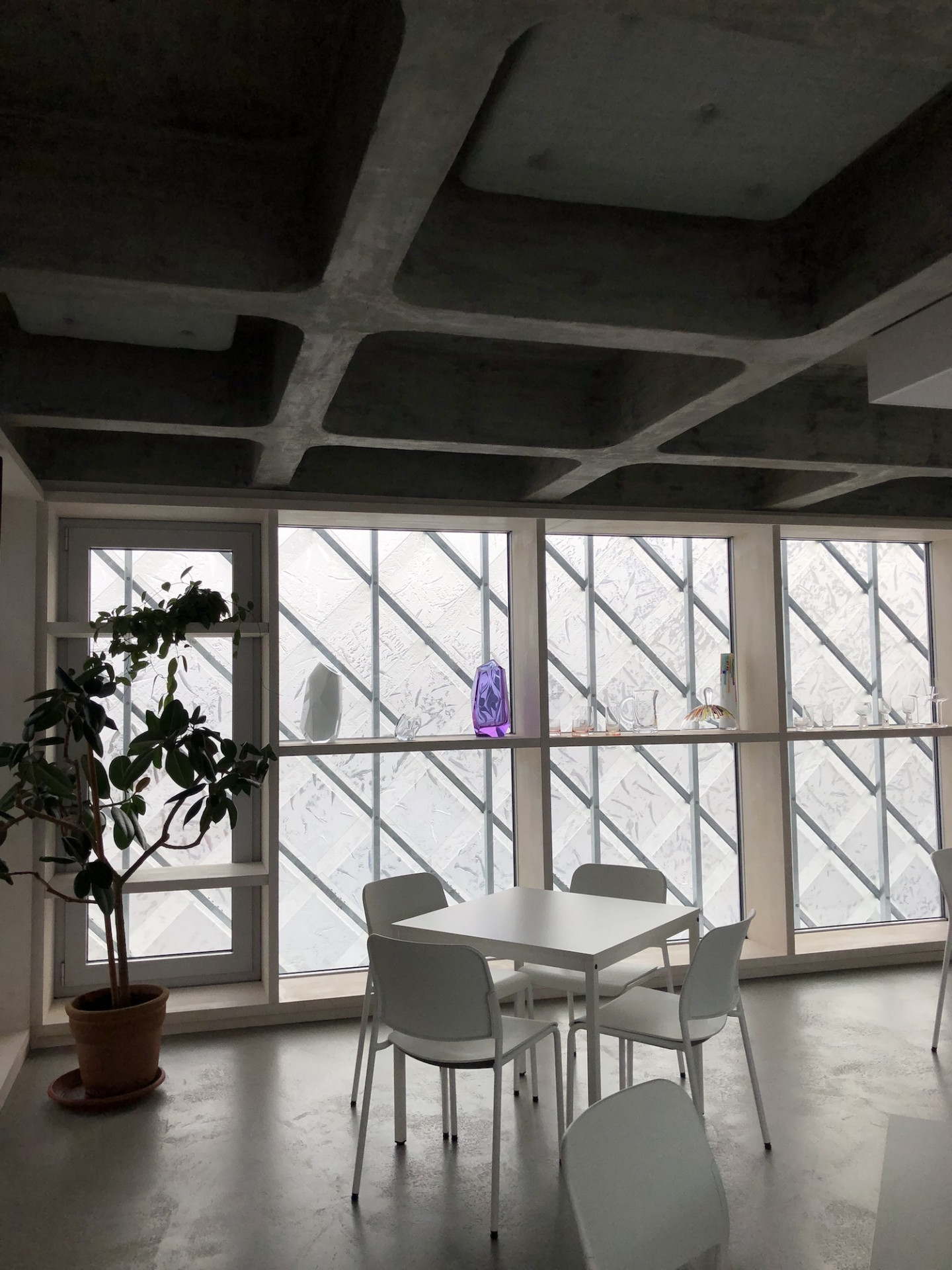 Na stěnách společné místnosti jsou vystavené produkty Lasvitu od světových jmen architektury a designu - Kenga Kumy, Mileny Kling i Jana Kaplického