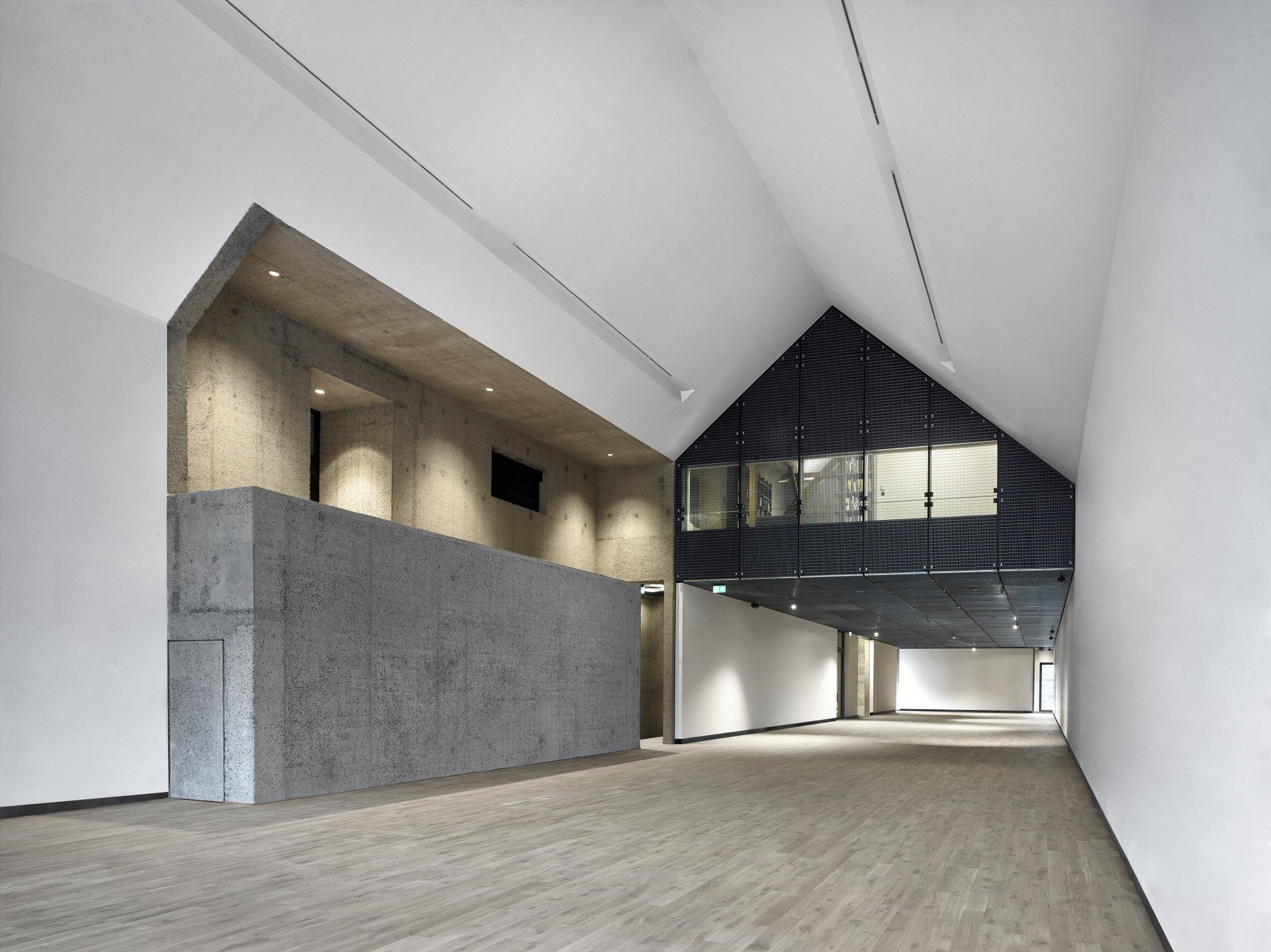 Kunsthalle Praha disponuje třemi hlavními galerijními prostory a několika dalšími zákoutími, která je možné využívat pro speciální instalace nebo přednášky.