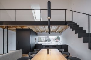 V obývacím pokoji (Přízemní dům s fasádou z opalovaného dřeva; Luni architekti)