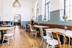 Uvnnitř restaurace (atelier 67, hotel Slunce v Osečné)