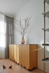 „Následujeme jednoduchost, kvalitu materiálů a lehkou strohost,“ říká ke konceptu interiéru bytu architektka Iva Hájková. (Byt Masna, Iva Hájková Studio)