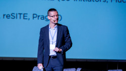 Jedním z dvojice kandidátů na děkana je architekt a publicista Osamu Okamura