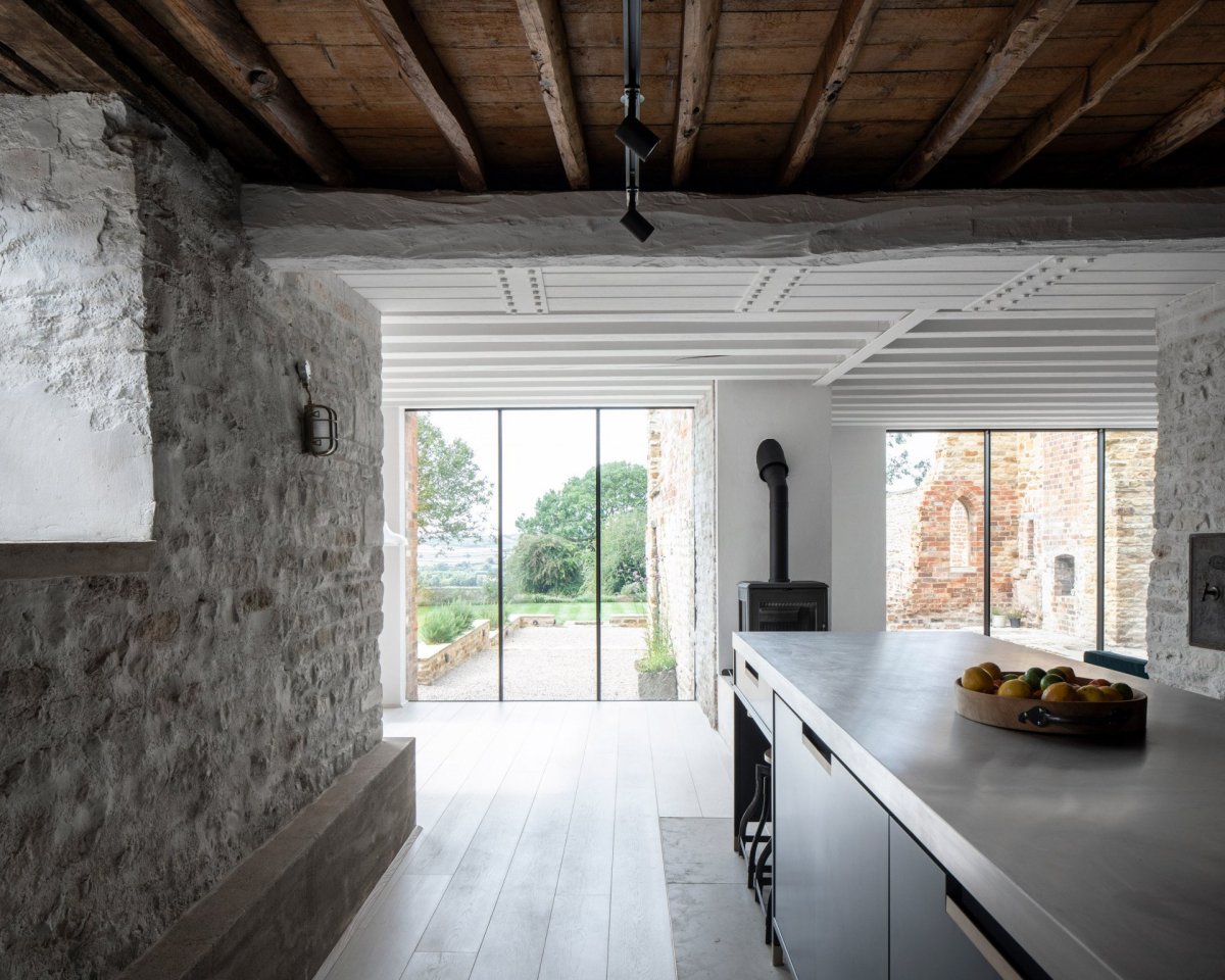 Konverze pergamenové fabriky v Northamptonshire od britského studia Will Gamble Architects