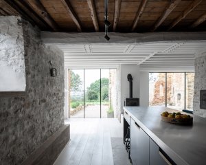 Konverze pergamenové fabriky v Northamptonshire od britského studia Will Gamble Architects