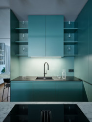 Mladistvá petrolejová barva se propisuje celým bytem. (Rekonstrukce bytu v Pitkovicích, Formafatal)