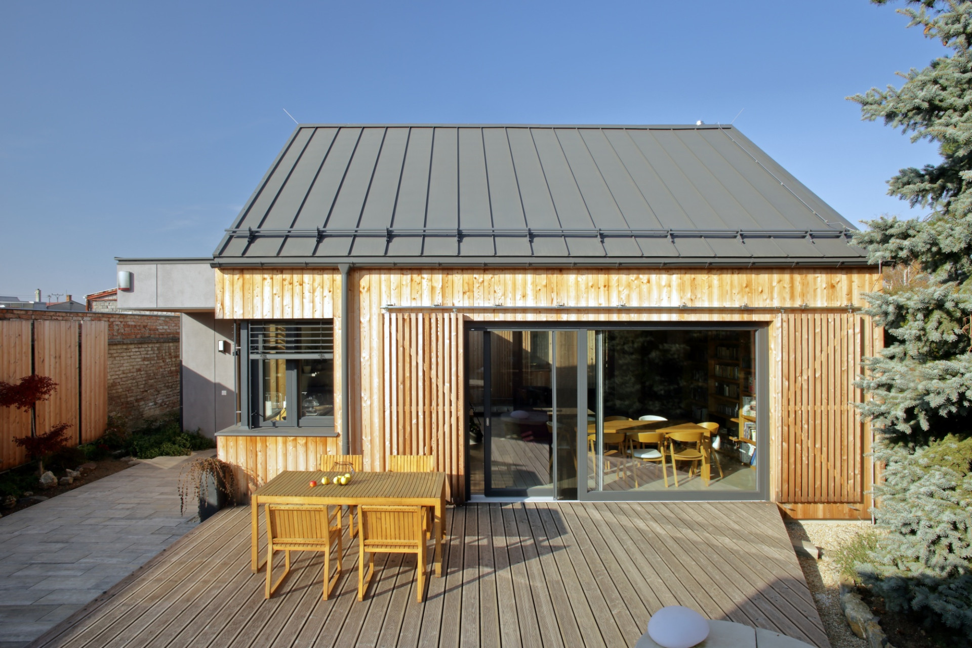 Rodinný dům na Hané, No-A Architekti: Dům na půdoryse vytváří tvar písmene C otevírajícím se do zahrady