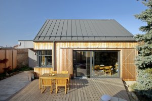Rodinný dům na Hané, No-A Architekti: Dům na půdoryse vytváří tvar písmene C otevírajícím se do zahrady