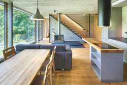 V téhle chatě se nespí až do oběda. Velká okna napříč celou obytnou částí otevírají dveře slunečním paprskům, které vás již po ránu vytáhnou z postele. (Chata v Posázaví, Studio Sporadical)