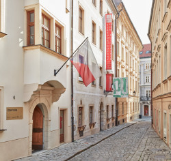 Dům je památkově chráněný a stojí v historickém centru Bratislavy