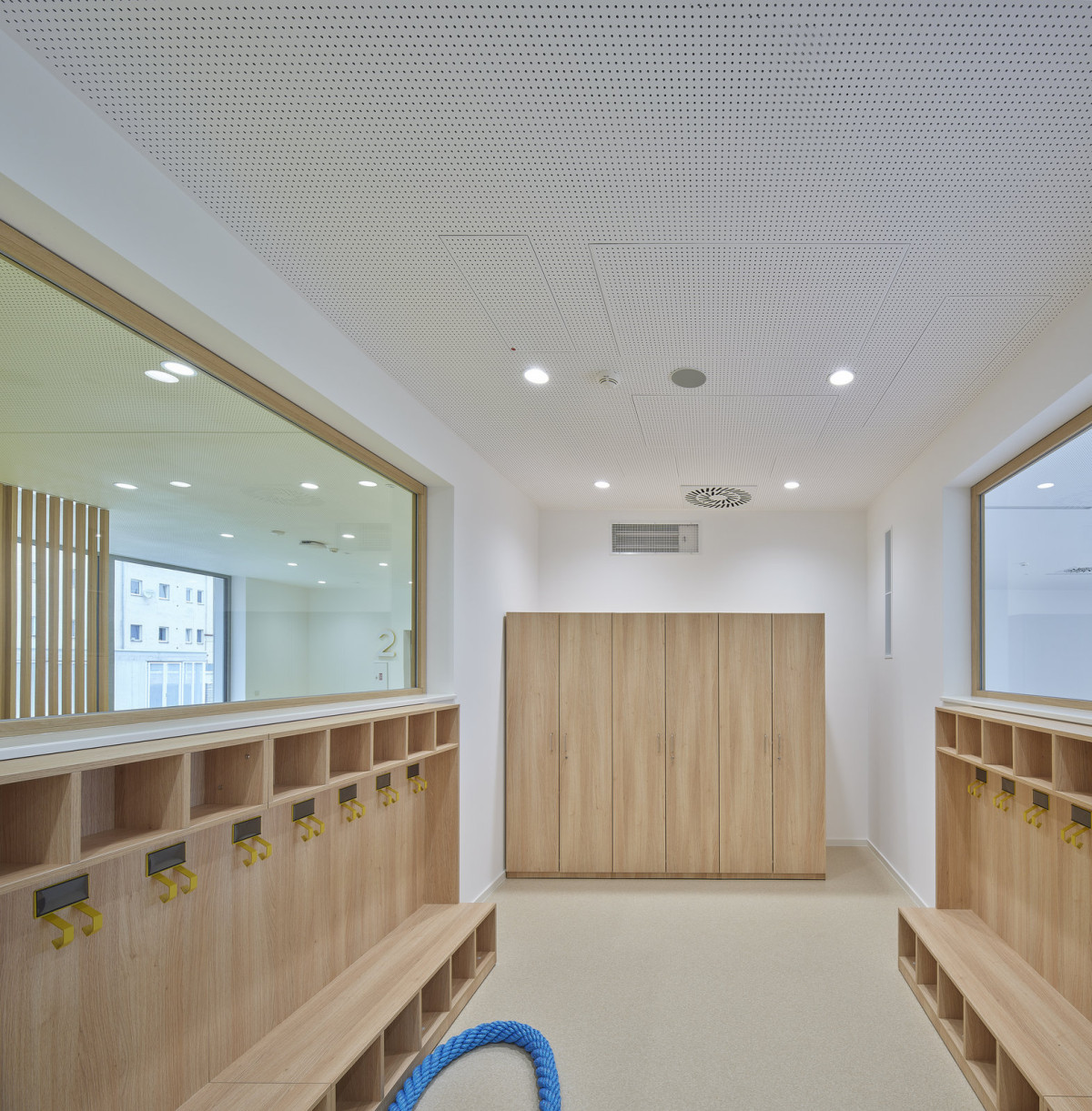 Nová škola od studia OVA architekti je v Berouně. (Nová škola Via v Berouně; OVA )