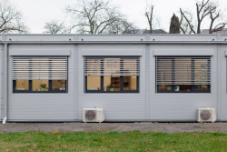 Některé místnosti uvnitř modulů přijely kompletně vybavené, včetně podlah, stropů, dveří, klimatizačních jednotek a sanitárního zázemí. (ZŠ Drahanovice od společnosti KOMA)