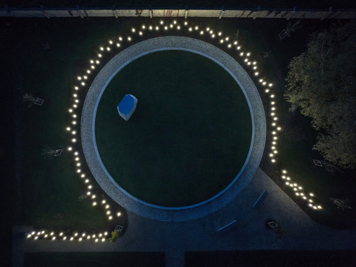 Architekti navrhli zázemí pro novodobé truchlení se špetkou naděje.