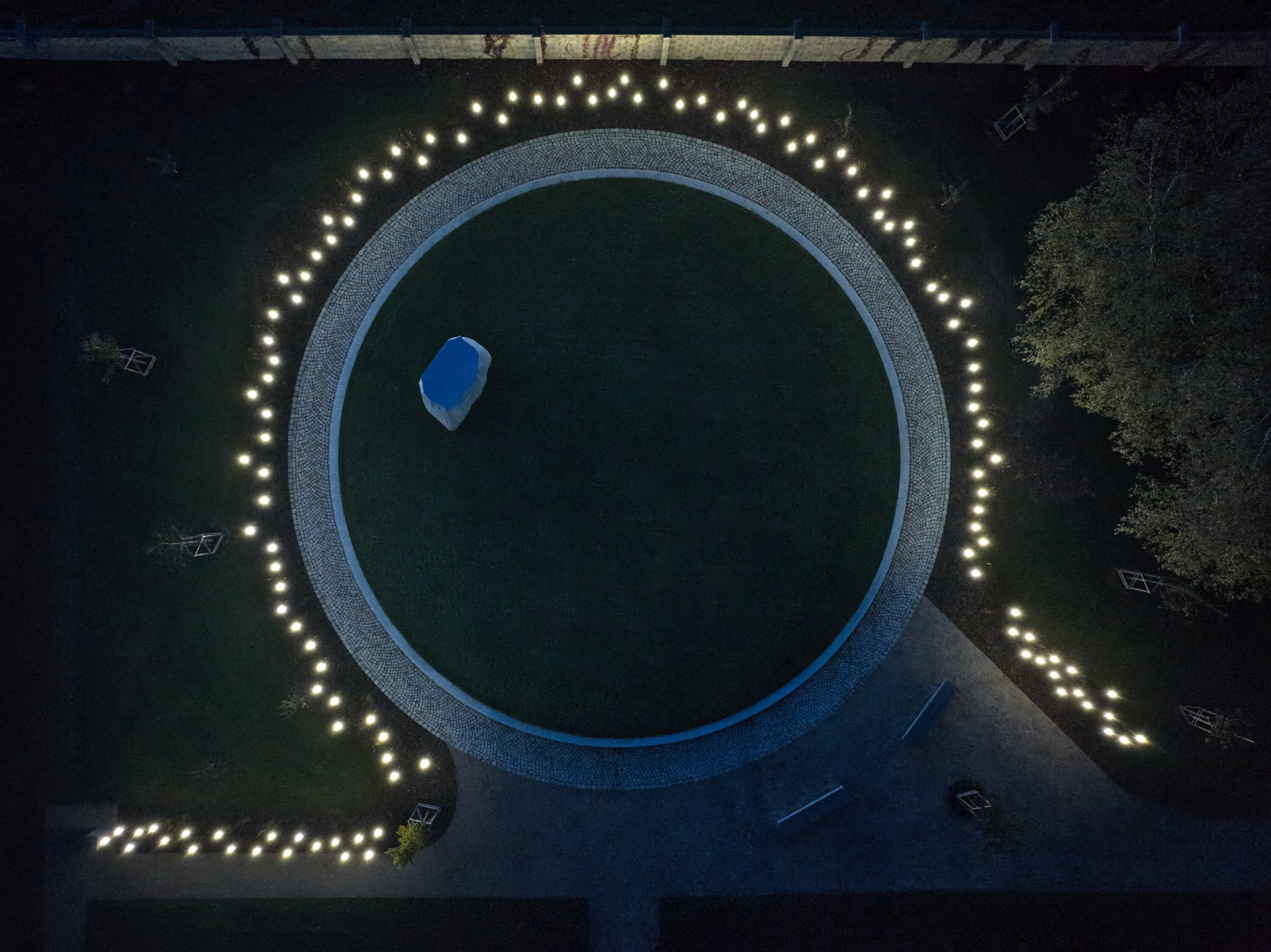 Architekti navrhli zázemí pro novodobé truchlení se špetkou naděje.