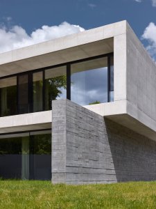 Kontrast tmavé podnože a světlého patra (Vila Troja, Stempel & Tesar architekti)