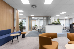 Otevřený prostor s mnoha ostrůvky pro neformální posezení i relaxaci