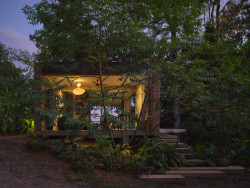 Dům má "zelený plášť" z vegetace. ((Studio House na Kostarice, Formafatal))