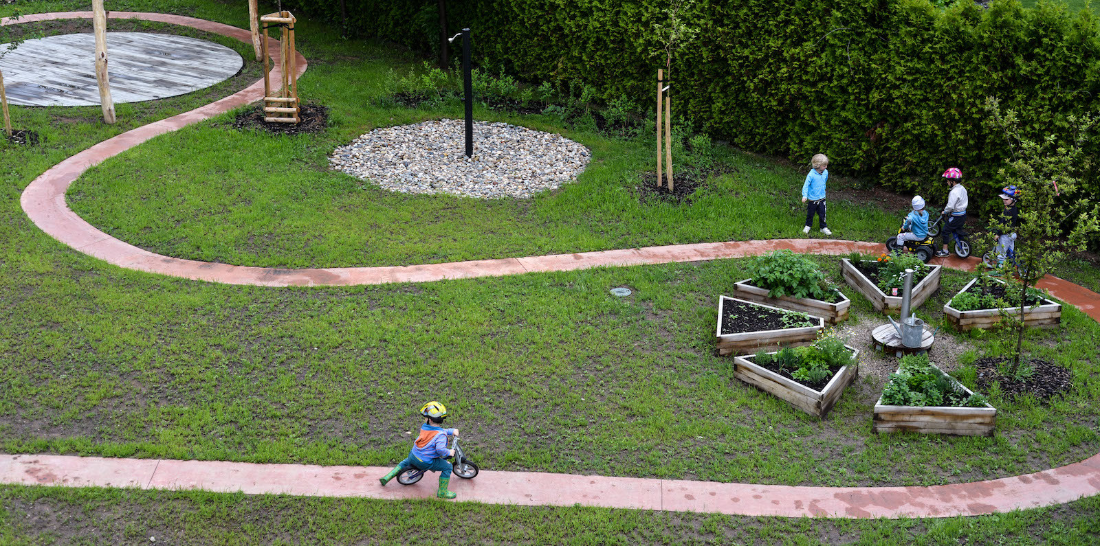 Zahrada základní a mateřské školy v Kolodějích, Skupina