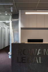 Materiálově se pult hodí k odhaleným technickým stropům z železobetonu. (Kanceláře právnické firmy Rowan Legal, ateliér HRA)