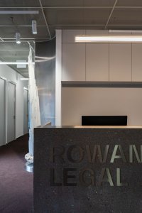 Materiálově se pult hodí k odhaleným technickým stropům z železobetonu. (Kanceláře právnické firmy Rowan Legal, ateliér HRA)