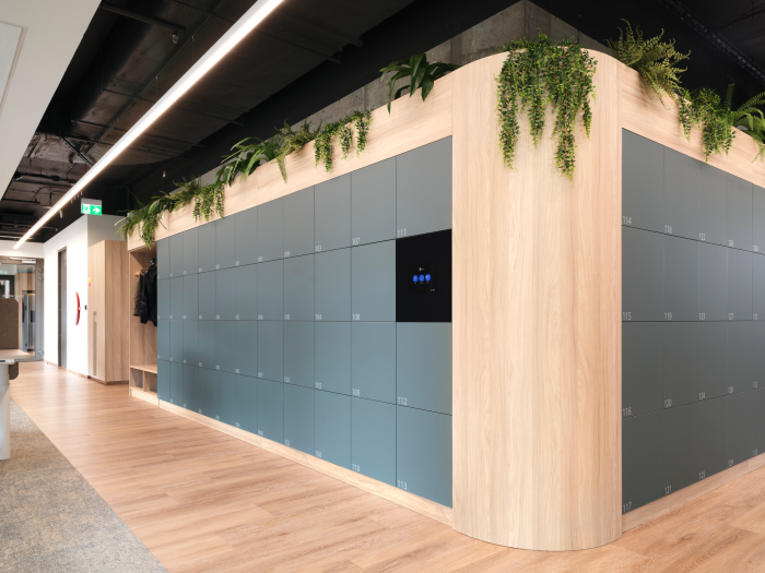 Příjem balíků, úschova osobních věcí, výdej IT techniky nebo distribuce klíčů od firemních aut a jiných zařízení… Chytré úložné boxy Blocks automatizují každodenní provoz. Zde skříňky v IT společnosti Aeven 