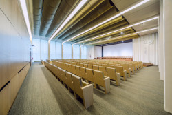 Rekonstrukce univerzitní auly v Praze od studia DRNH & Jana Čejky