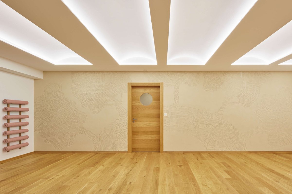 Dřevo do jógových studií patří, v tomto studiu je z něj různé vybavení. (Quis Yoga Studio v Praze-Petřinách, MENU architekti)