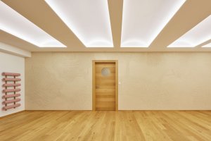 Dřevo do jógových studií patří, v tomto studiu je z něj různé vybavení. (Quis Yoga Studio v Praze-Petřinách, MENU architekti)