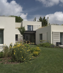 Dům je rozdělen na jednotlivé kubusy podle funkcí - vlevo jsou ložnice, vpravo jídelna. (A69 architekti, rodinný dům ve Slivenci)