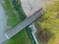 Nová dřevěná lávka pro pěší přes Příšovku. (Příšovická náves, atakarchitekti)