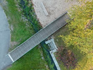 Nová dřevěná lávka pro pěší přes Příšovku. (Příšovická náves, atakarchitekti)