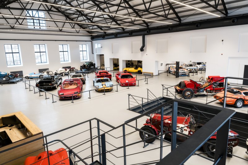 Zábrany v expozici jsou pevné, kovové. (Automoto muzeum v Lučanech nad Nisou, studio ARCHIDEE, architekt Ondřej Novosad)